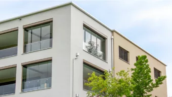 Loggienverglasung hinter Glasgeländer