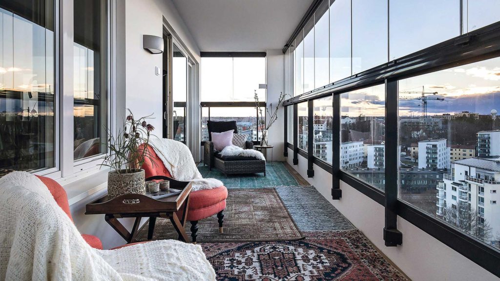 möbilierter Balkon geschützt durch Verglasung