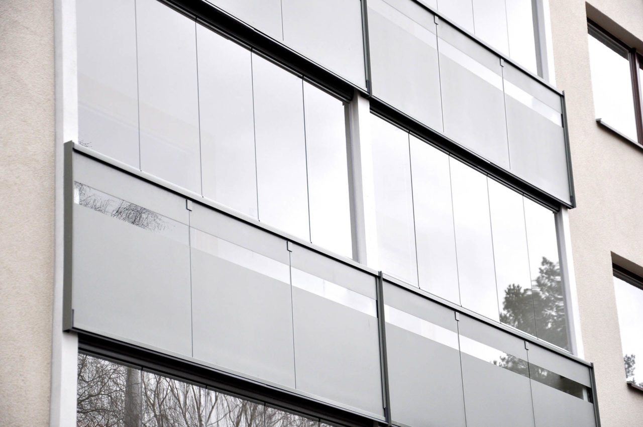 Renovierte Gebäudefassade mit Lumon Balkonverglasungen