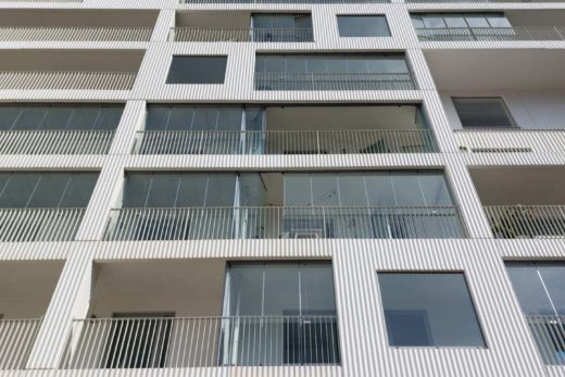 Façade de bâtiment avec vitrages de balcon Lumon
