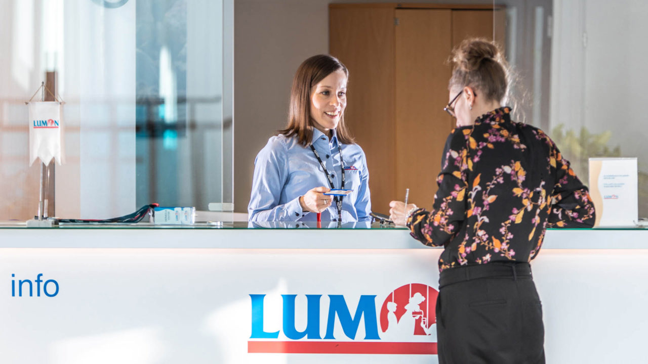 Lumon Mitarbeiterin mit Kundin am Schalter