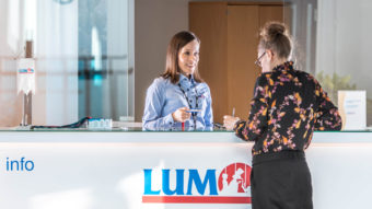 Lumon Mitarbeiterin mit Kundin am Schalter