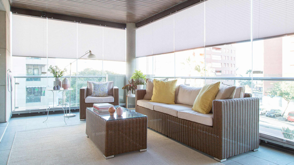 Balcon avec salon, vitrage de balcon Lumon et stores plissés Visor