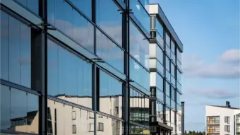 Verglaste Balkonfassade für mehr Raum zum Leben