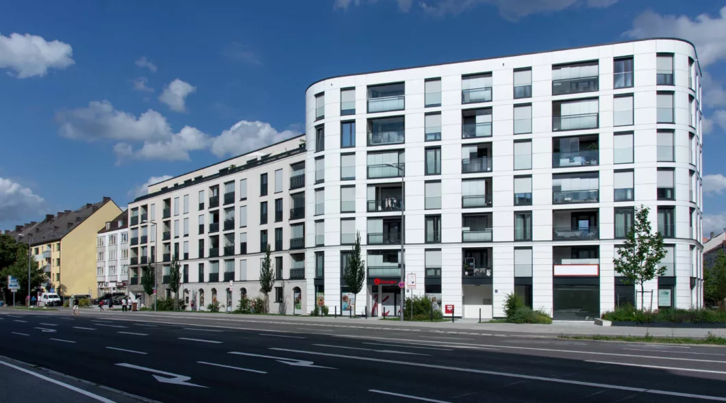 Mehrfamilienhaus an verkehrsreicher Straße durch Balkonverglasungen vor Straßenlärm geschützt