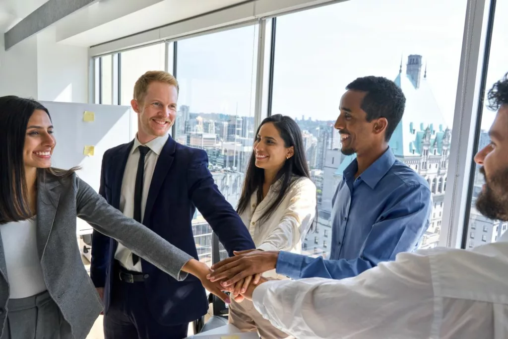 Vier Personen in einem Büro bei einem Meeting.