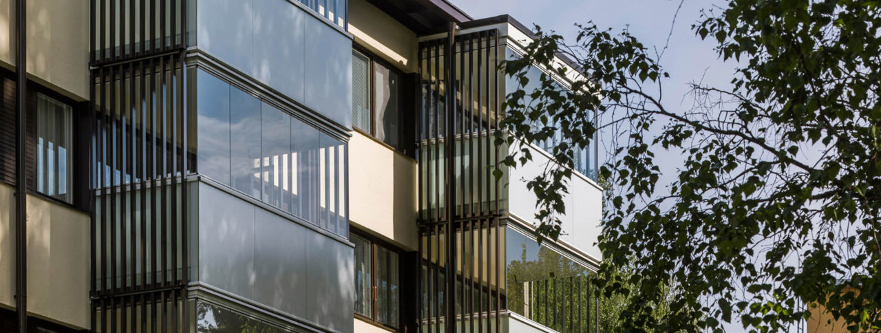 Renovierte Gebäudefassade mit Lumon Balkonverglasungen