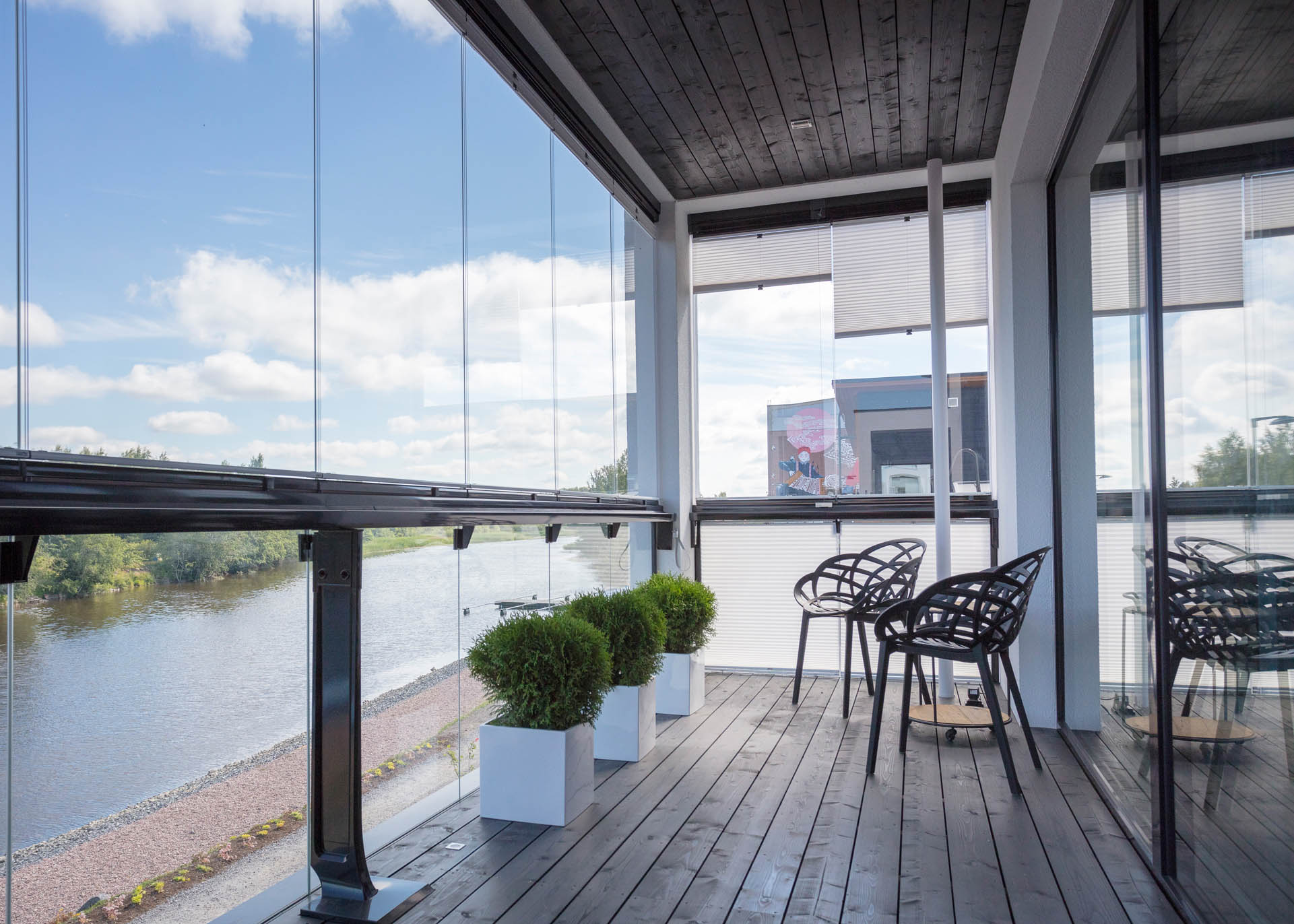 verglaster Balkon mit Blick auf den Fluss