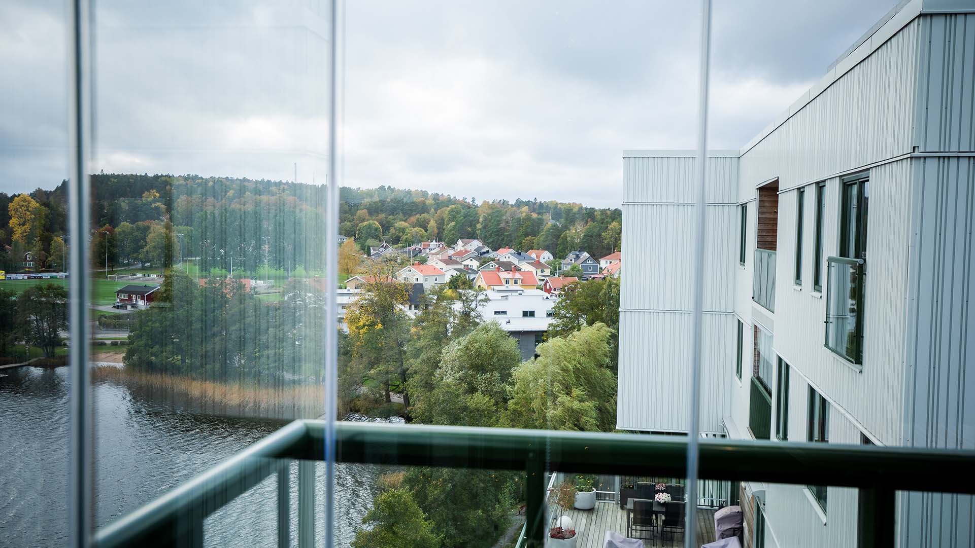 Blick von einem verglasten Balkon in die Nachbarschaft.