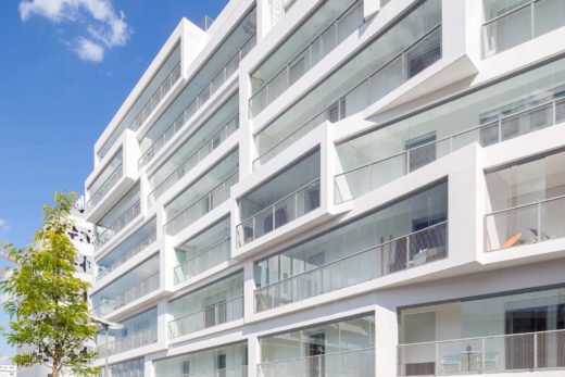 Neubau mit Balkonverglasungen in Frankreich