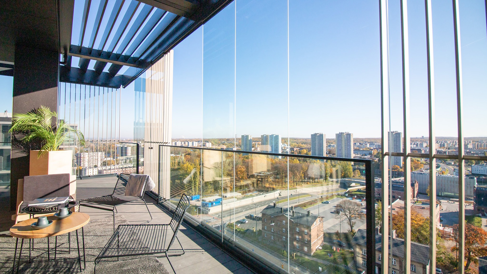 Verglaster Balkon in einem Hochhaus mit Blick auf die Stadt