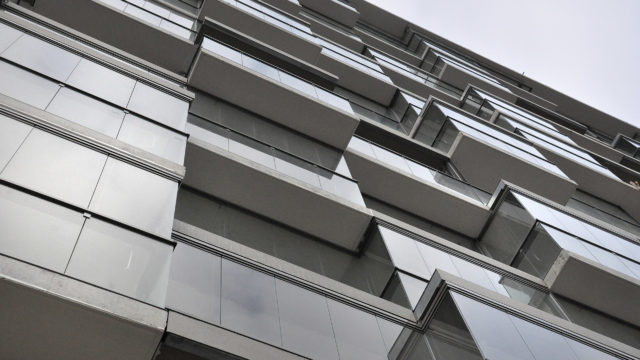 Detailansicht Glasfassade eines Neubaus