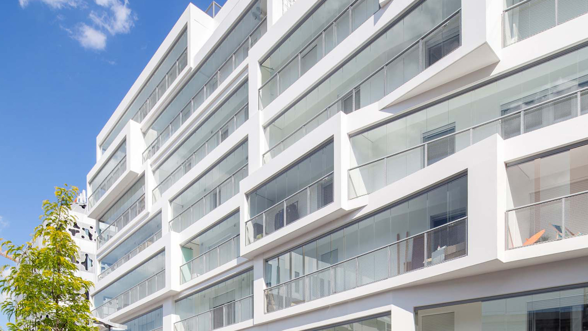 Neubau mit Balkonverglasungen in Frankreich