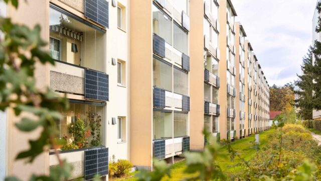 Energetisch sanierter Plattenbau mit Balkonverglasungen und Photovoltaikanlagen.
