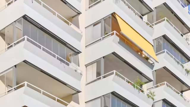 Blick auf mehrere Balkone mit Verglasung nach durchgeführter Balkonsanierung