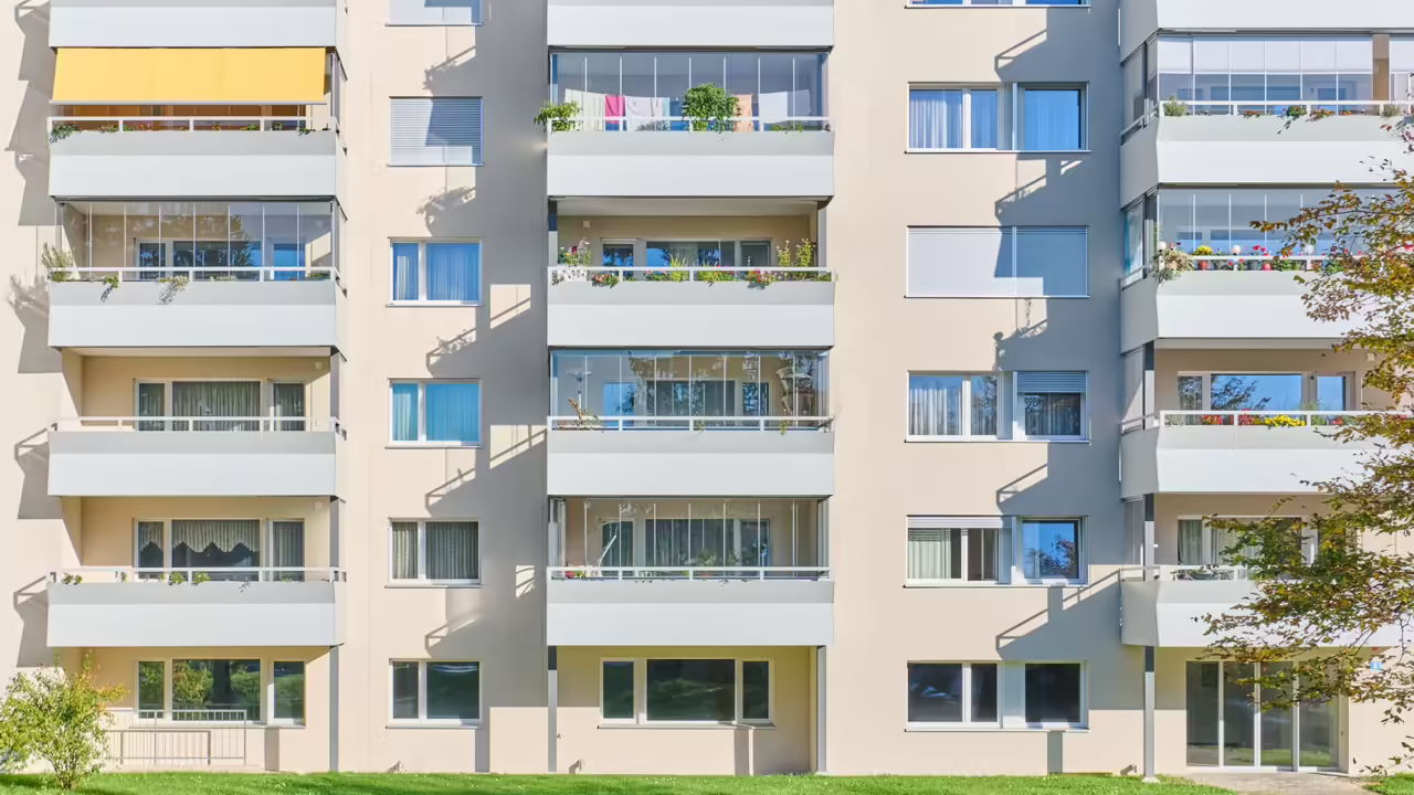 Blick auf mehrere Balkone mit Verglasung nach durchgeführter Balkonsanierung
