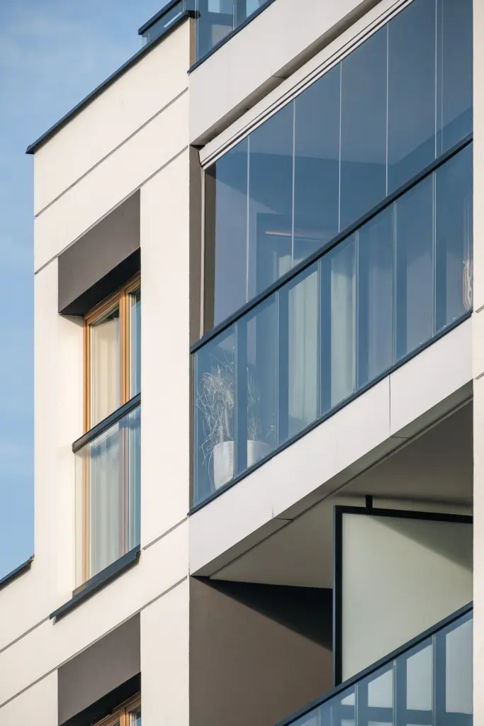 Lumon Referenz: Verglaste Balkonfassade in Warschau