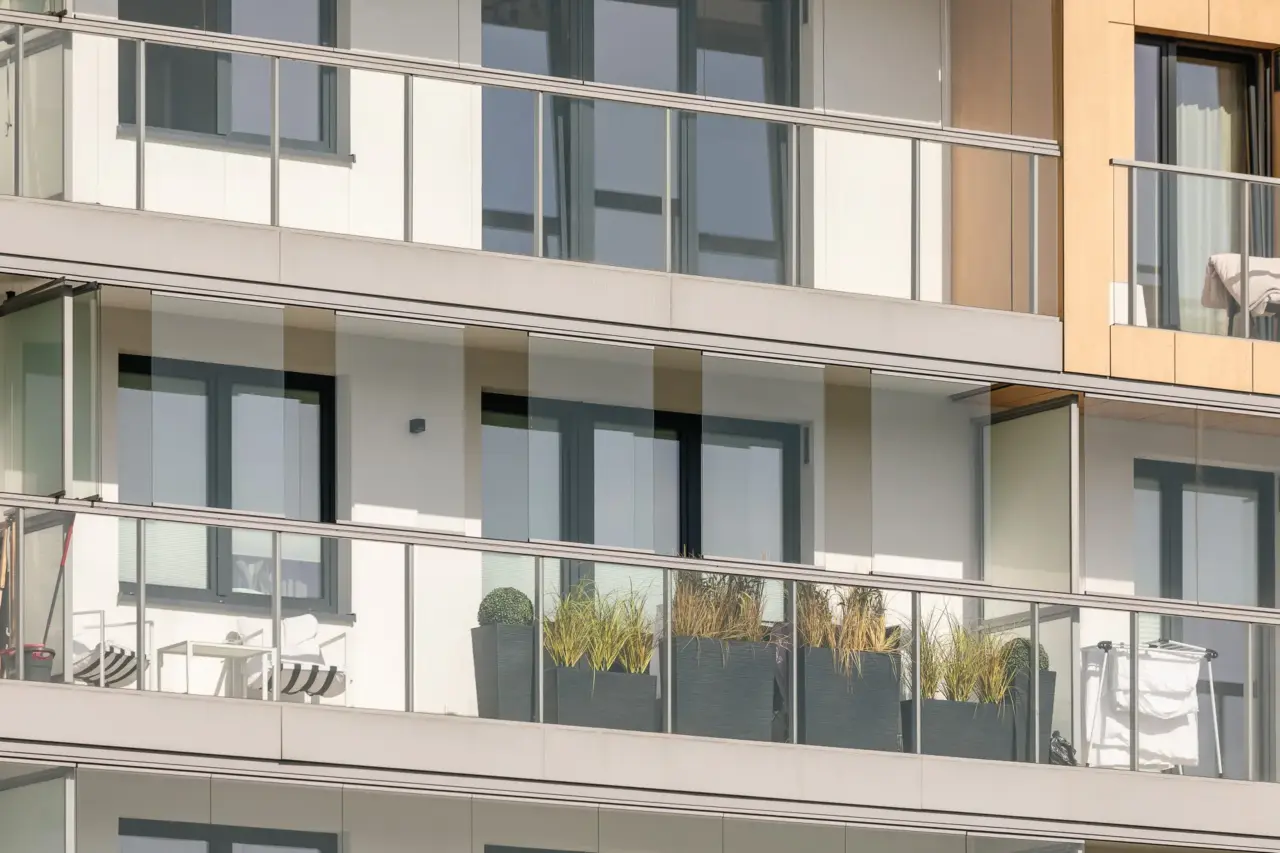 Blick auf einen möbilierten Balkon mit Verglasung