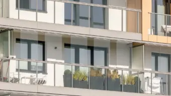 Blick auf einen möbilierten Balkon mit Verglasung