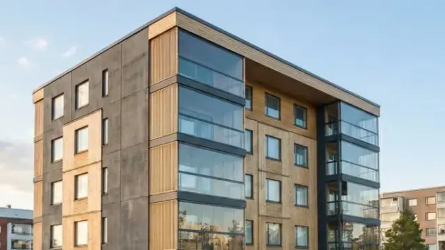 Fassade mit Lumon Balkonverglasungen und Glasgeländern