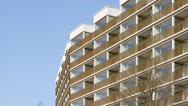 saniertes Mehrfamilienhaus mit einladenden, teilverglasten Balkonen.