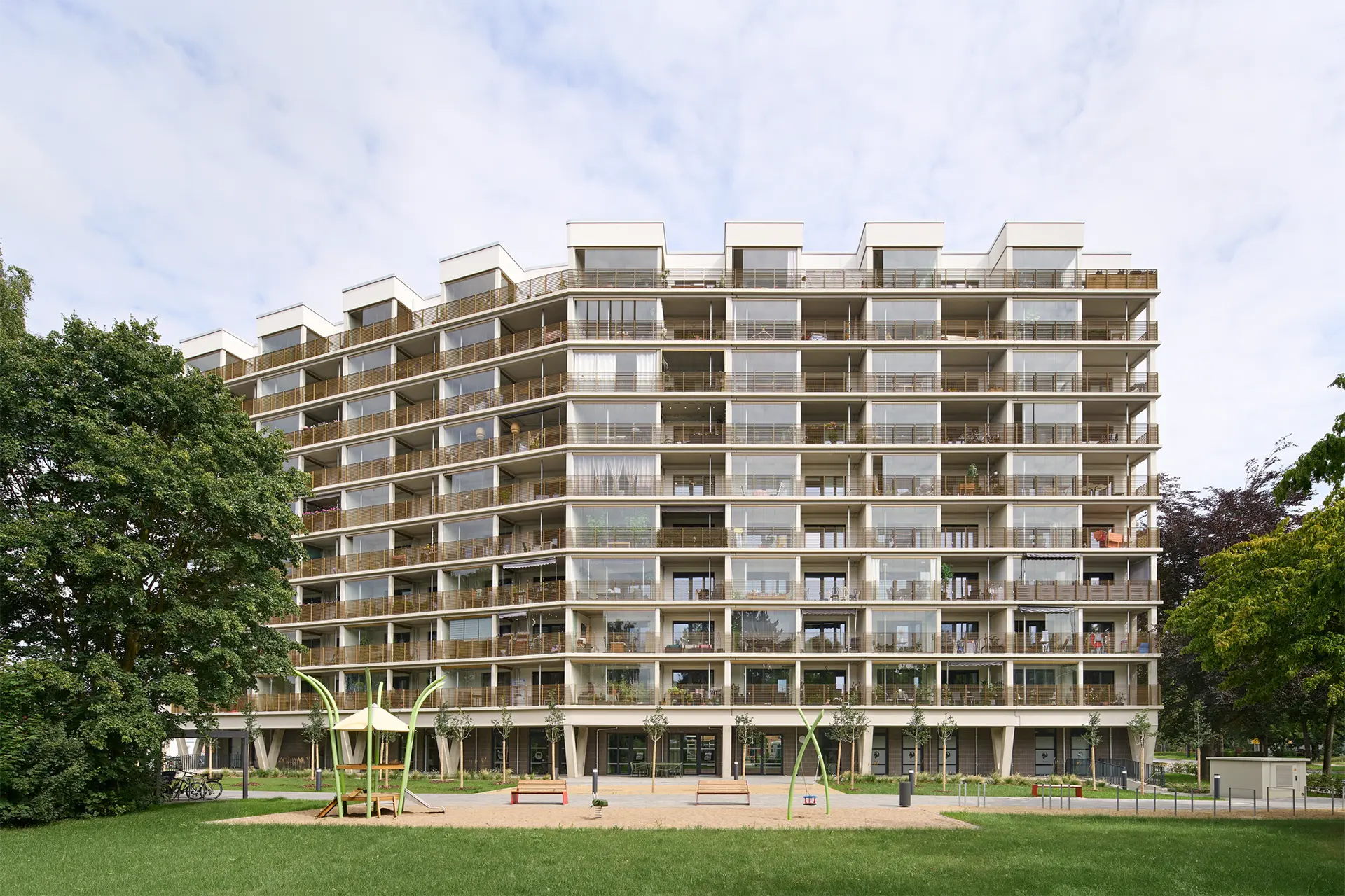 saniertes Mehrfamilienhaus mit einladenden, teilverglasten Balkonen.