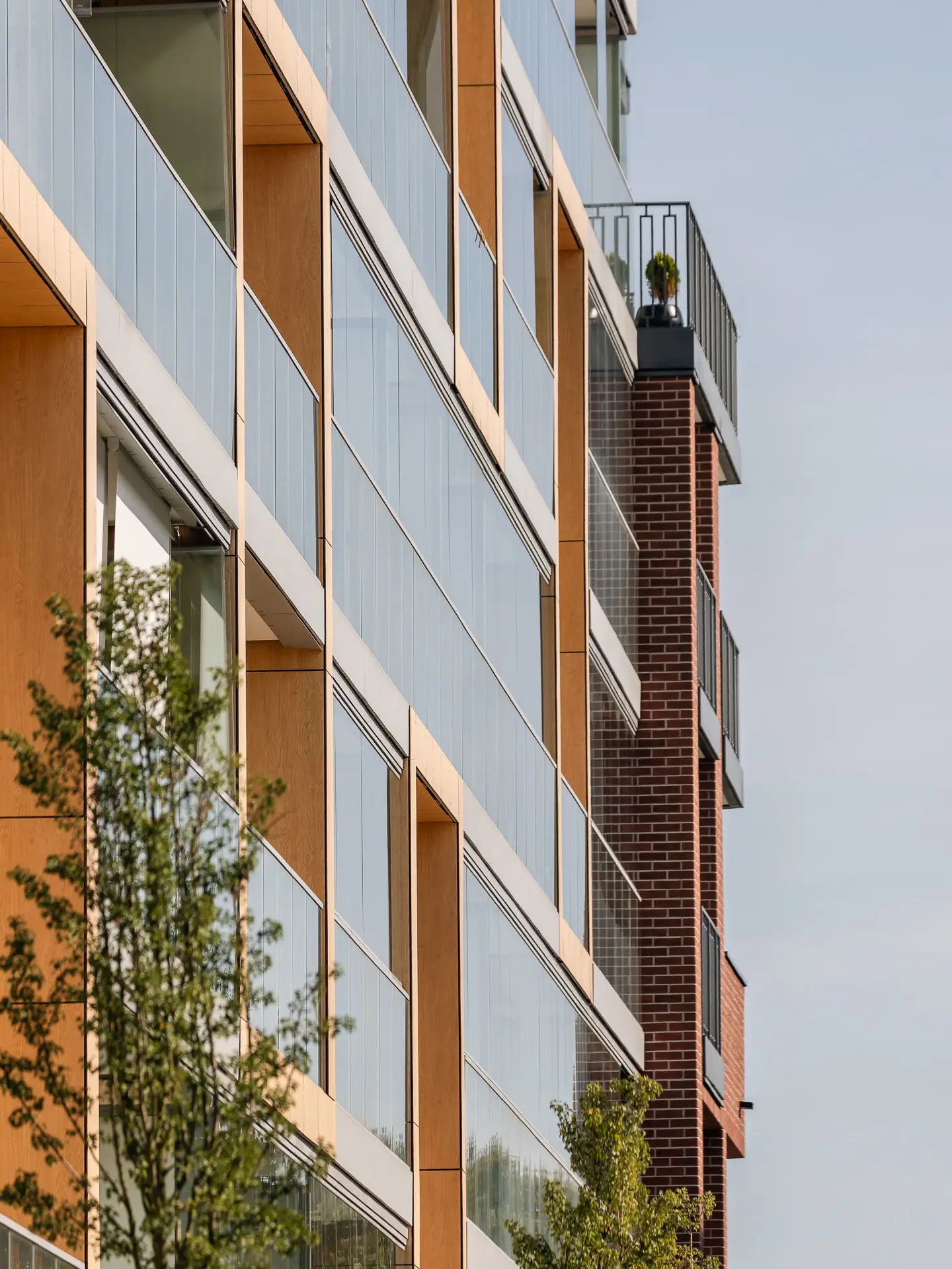 Blick auf ein Mehrfamilienhaus mit Balkonverglasungen