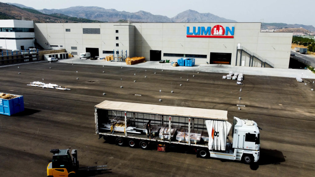 lumon lastbil holder på lumon fabrikken for pålæsning