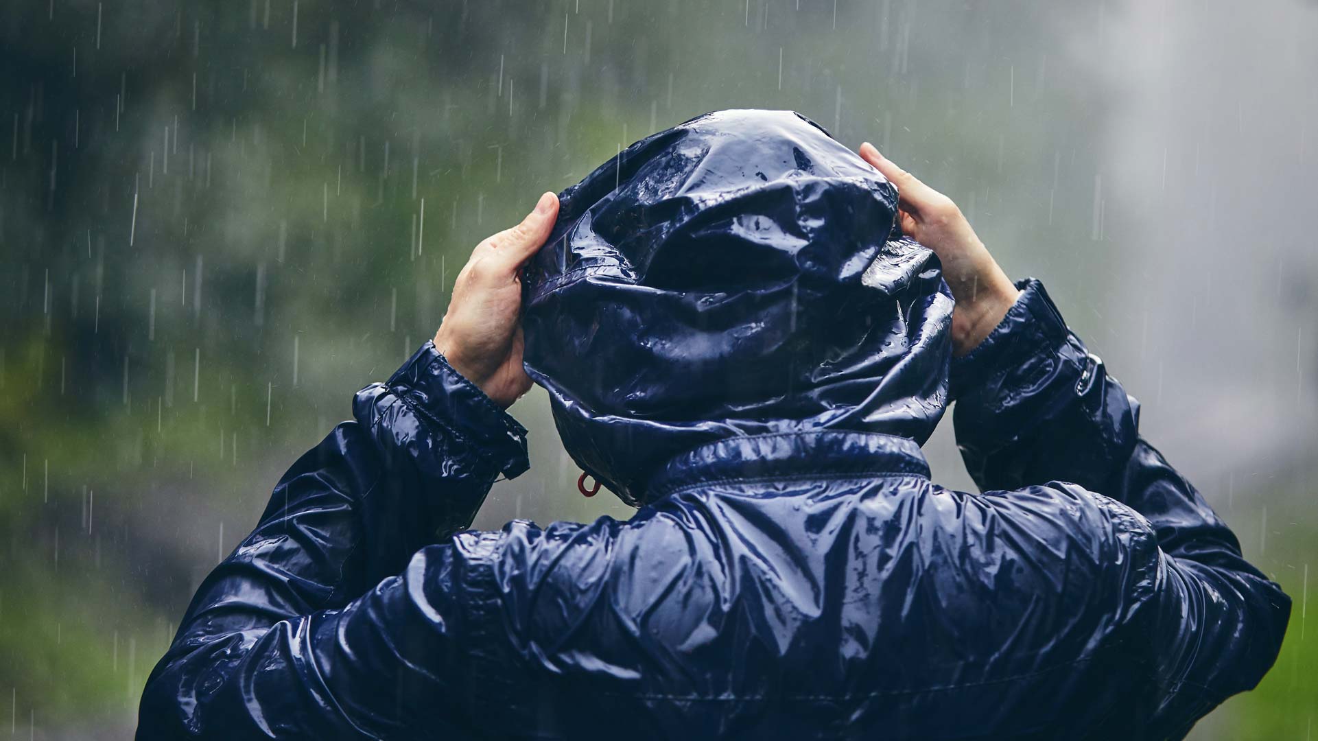 person i regnjakke ude i regnvejret