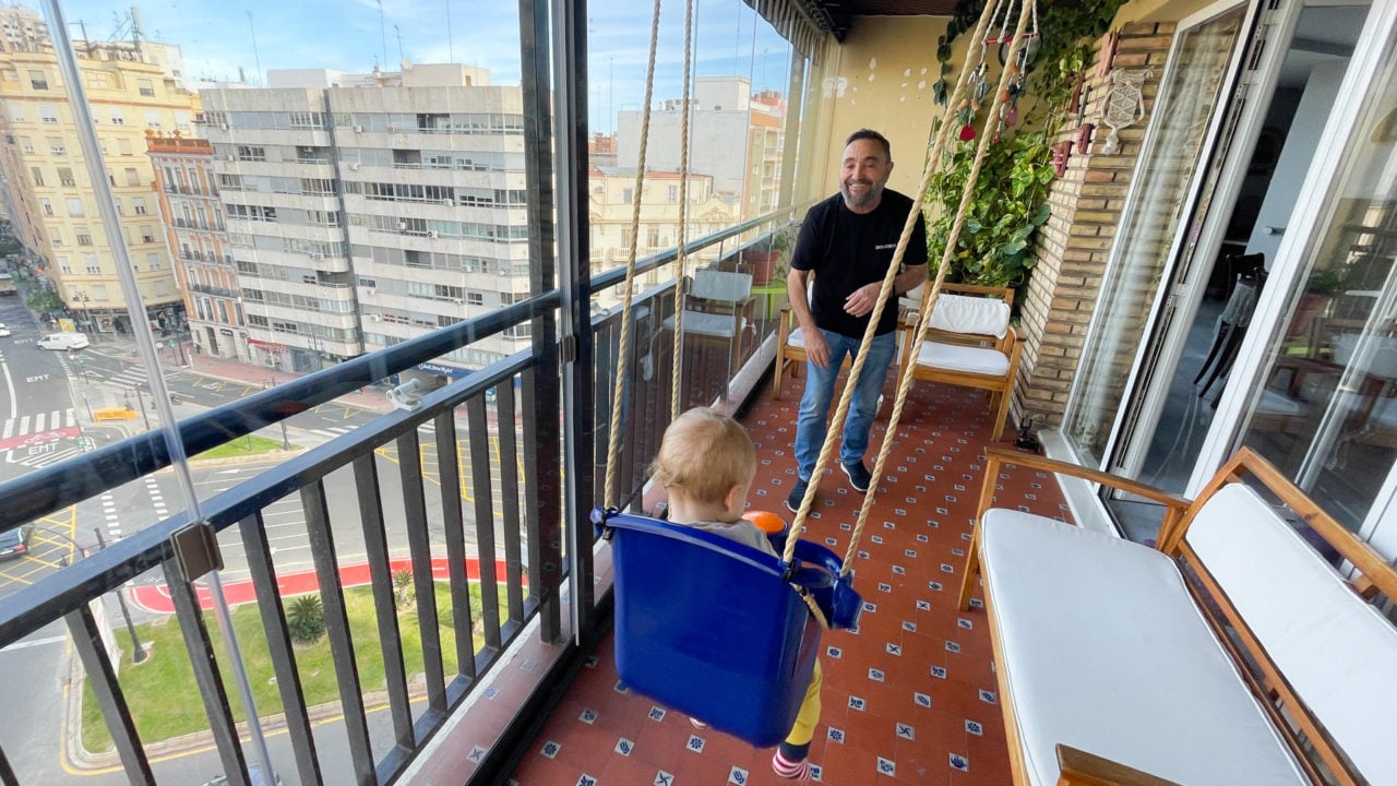 Dia de juegos en la terraza con las cortinas de cristal Lumon