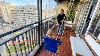 Dia de juegos en la terraza con las cortinas de cristal Lumon