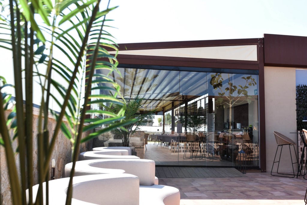 Cómo integrar espacios verdes en terrazas de restaurantes para atraer más clientes