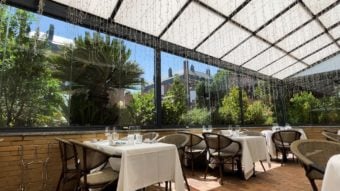 Cómo integrar espacios verdes en terrazas de restaurantes para atraer más clientes