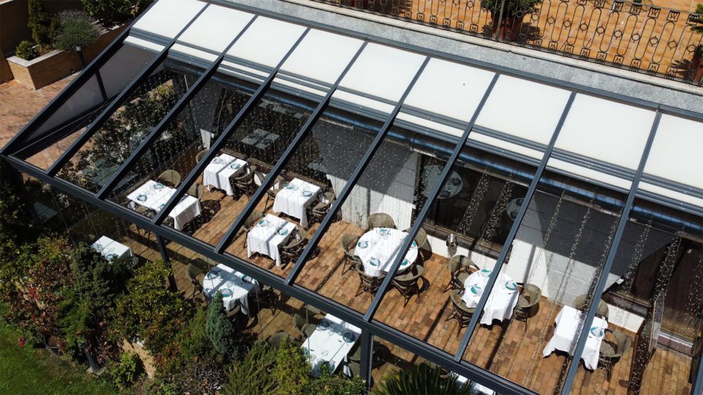 Iluminación en restaurantes para transformar las terrazas acristaladas