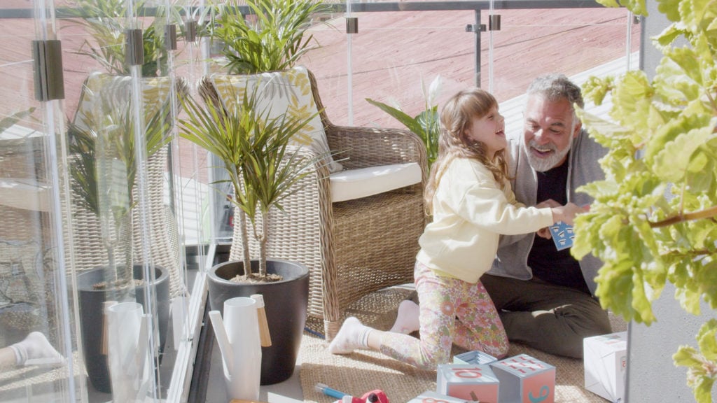 Disfruta de tu terraza acristalada con la familia