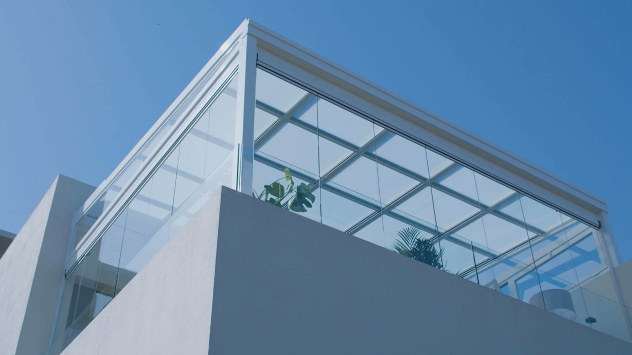 Todo sobre las cortinas de cristal, el cerramiento invisible para la terraza  - Foto 1