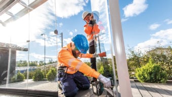 Mantenimiento de cerramientos de cristal: trucos para mantenerlos impecables