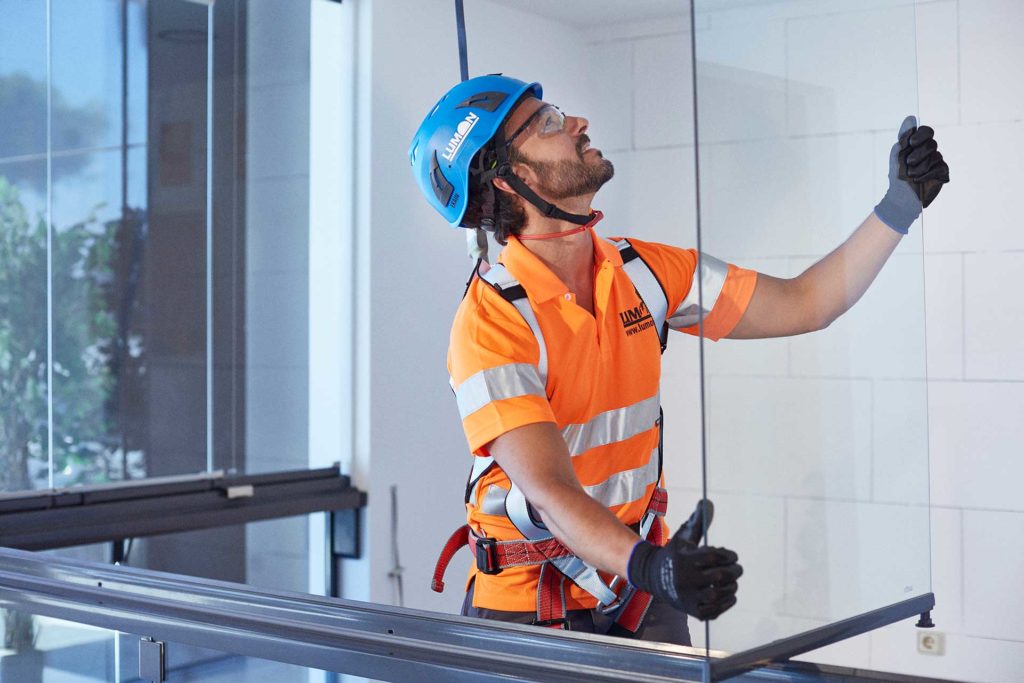Mantenimiento de cerramientos de cristal: trucos para mantenerlos impecables