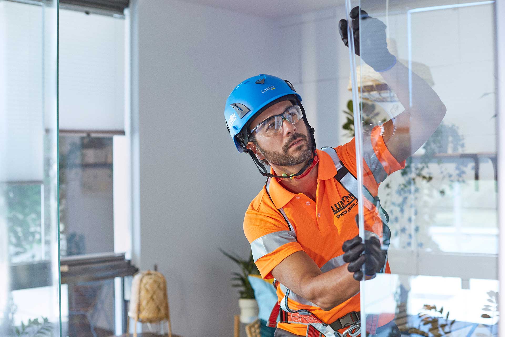 Mantenimiento de Lumon: Cuidados básicos para cortinas de cristal