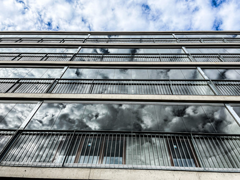 Beneficios de los acristalamientos de terraza para mejorar la eficiencia energética en edificios