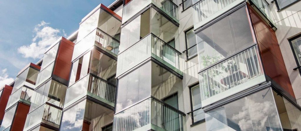 Vallas de cristal:Estilo para la fachada de tu edificio 