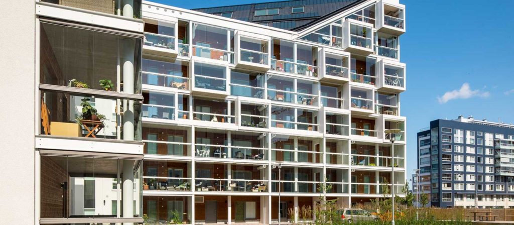 Amplía el espacio útil de una vivienda con cortinas de cristal

