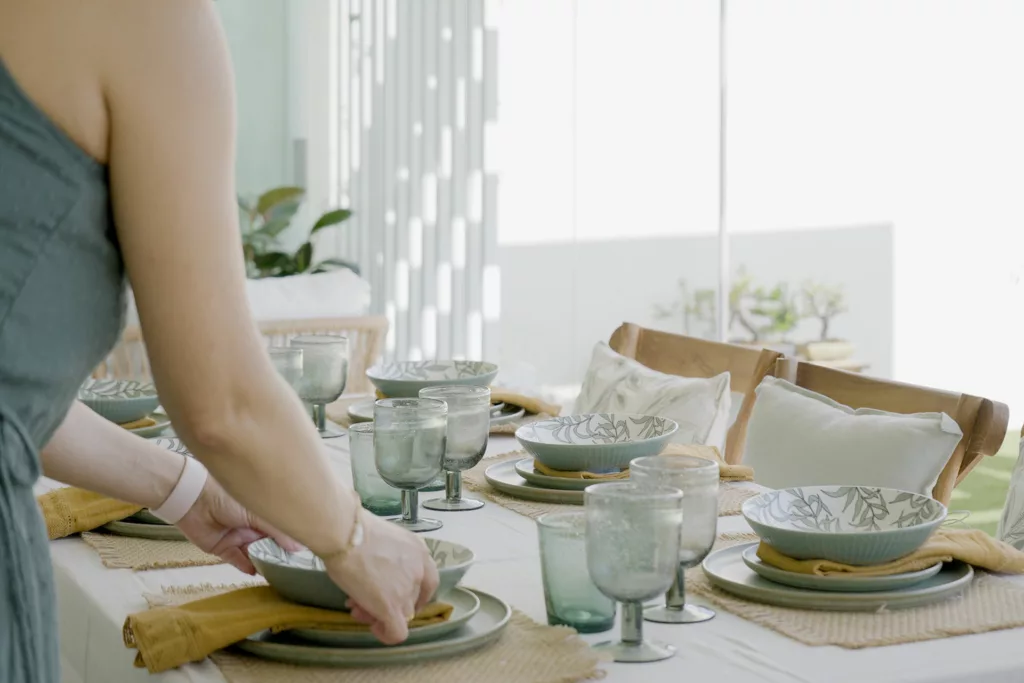 Decoración de una mesa para una reunión familiar