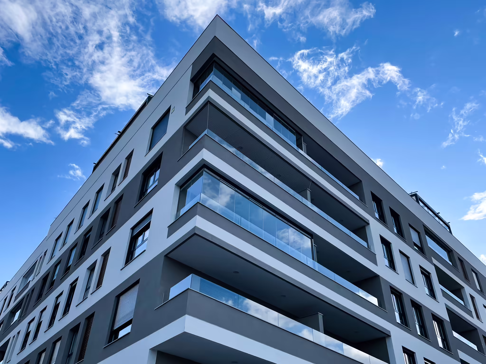 Soluciones de cerramiento para edificios expuestos a viento y ruido