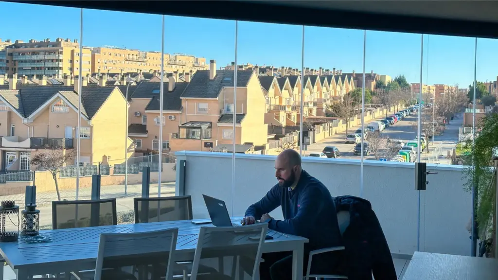 Cómo reducir el ruido exterior en terrazas urbanas