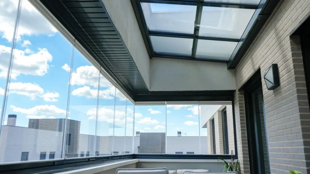 Calendario de mantenimiento estacional: qué hacer en tu terraza acristalada cada 3 meses