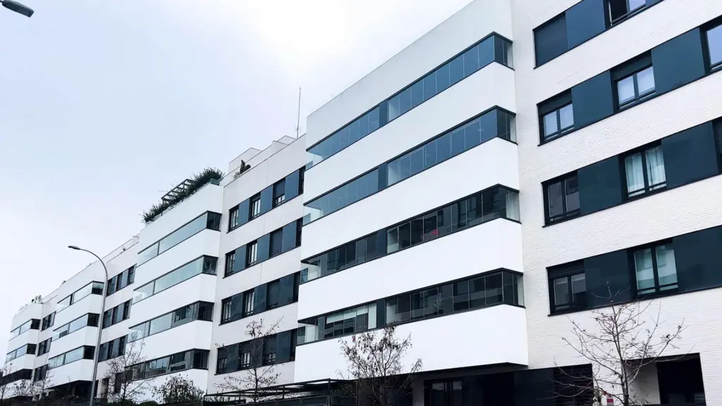 Cómo incorporar acristalamientos en obra nueva vs. rehabilitación