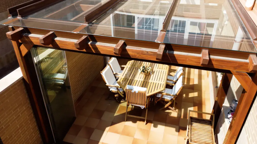 Cocina exterior en la terraza: guía para integrar barbacoa, plancha o paellera con seguridad