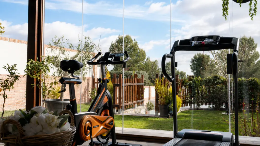 Mini gimnasio en la terraza: cómo crear un espacio fitness en casa sin obra