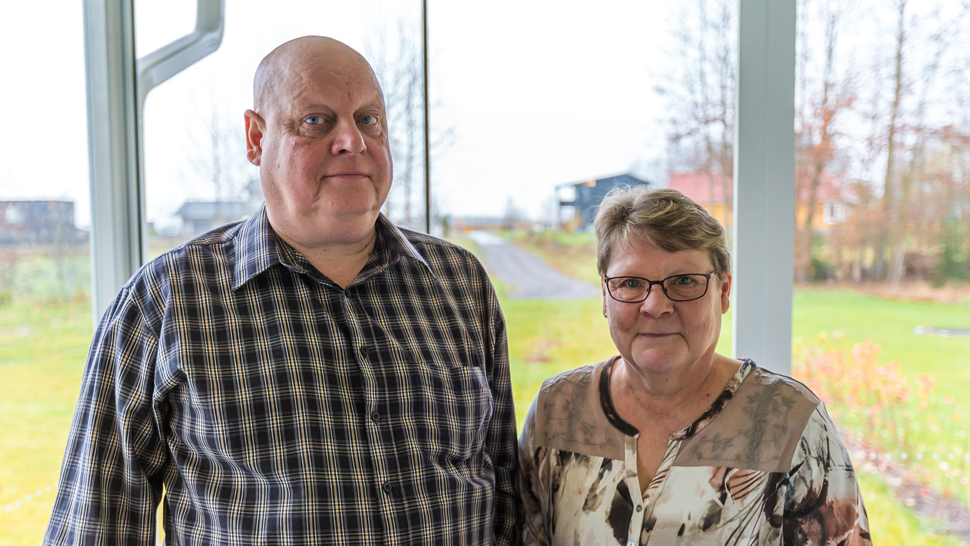 Asiakas Järviset lasiterassilla